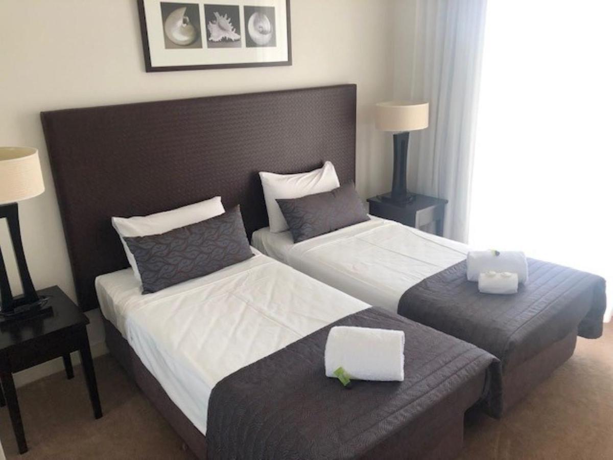 Grand Mercure Allegra Hervey Bay Bagian luar foto A bedroom at the hotel