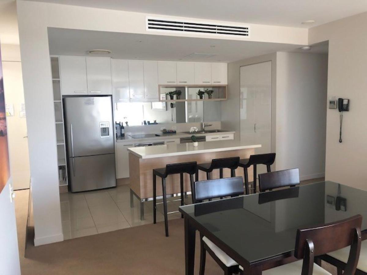 Grand Mercure Allegra Hervey Bay Bagian luar foto A kitchen in a typical apartment