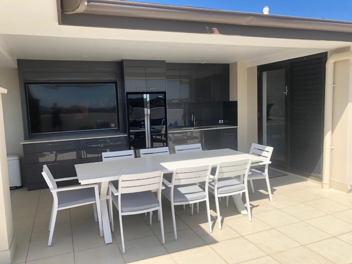 Grand Mercure Allegra Hervey Bay Bagian luar foto Outdoor kitchen