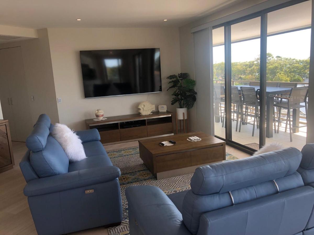 Grand Mercure Allegra Hervey Bay Bagian luar foto Living room at the Ritz-Carlton, South Beach