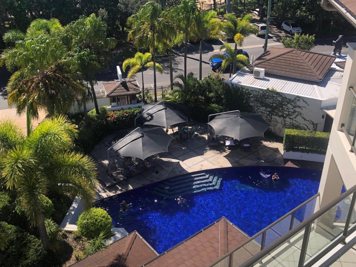 Grand Mercure Allegra Hervey Bay Bagian luar foto The pool at the hotel