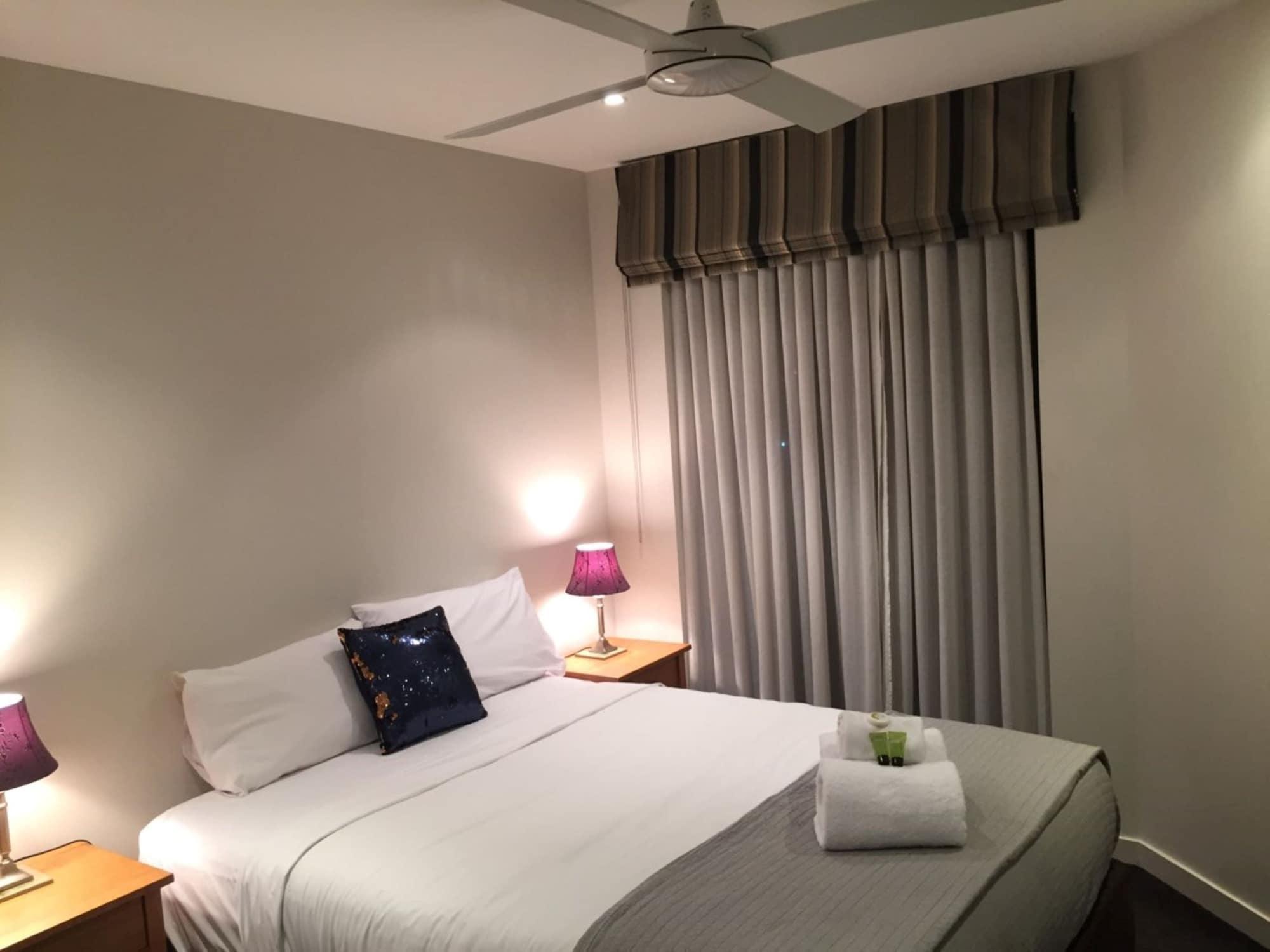 Grand Mercure Allegra Hervey Bay Bagian luar foto A bedroom at the hotel