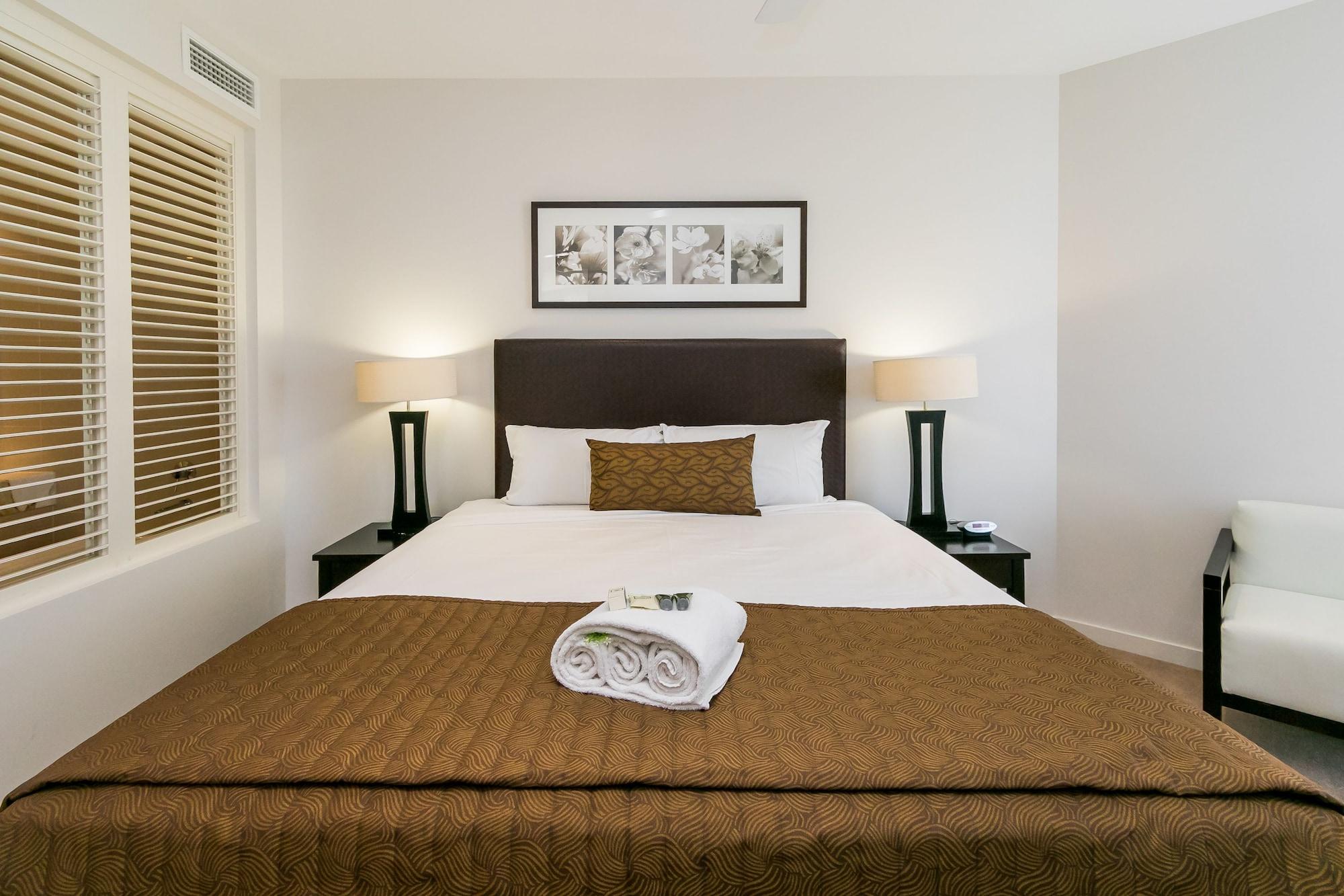 Grand Mercure Allegra Hervey Bay Bagian luar foto A bedroom at the hotel