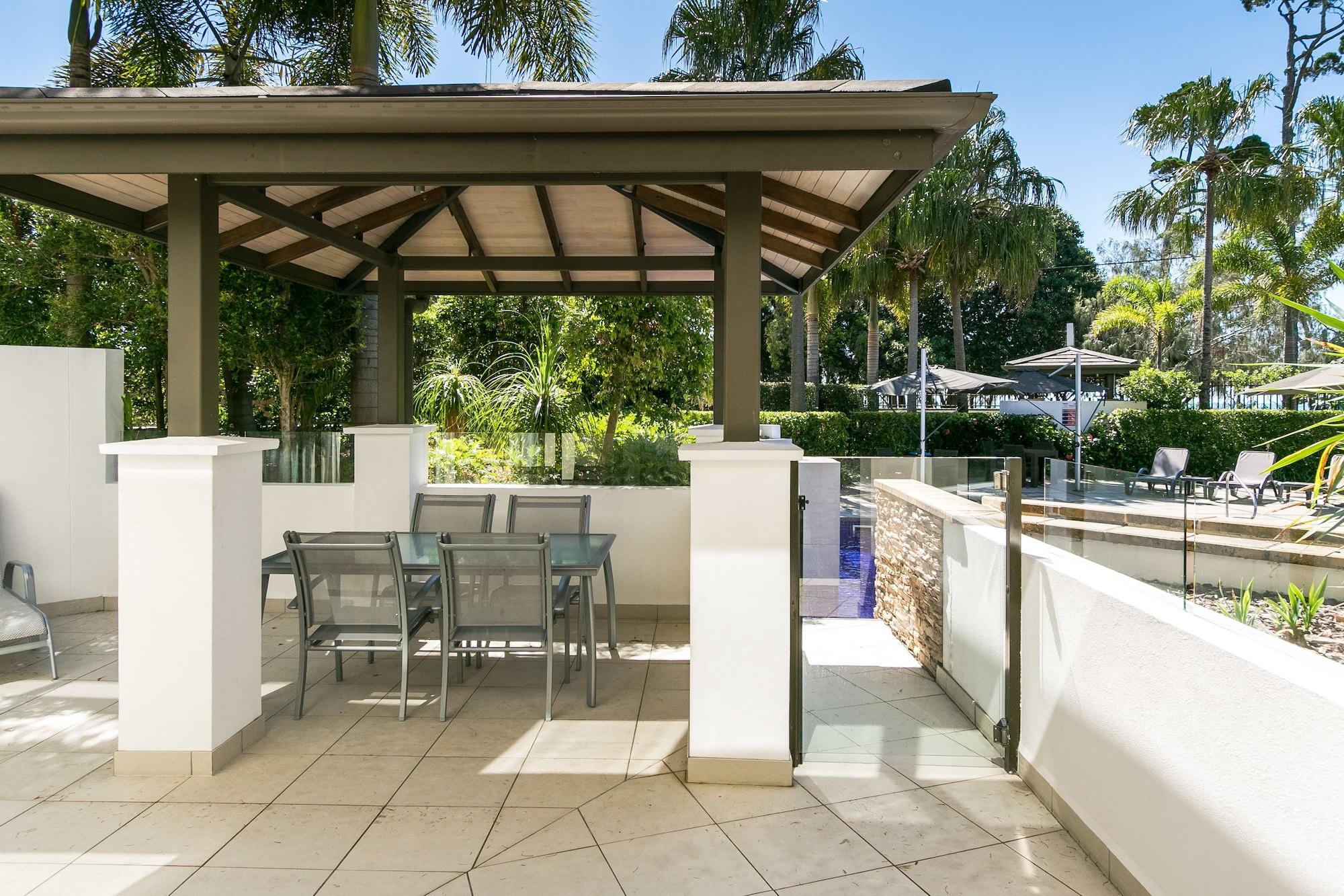 Grand Mercure Allegra Hervey Bay Bagian luar foto The pool at the hotel