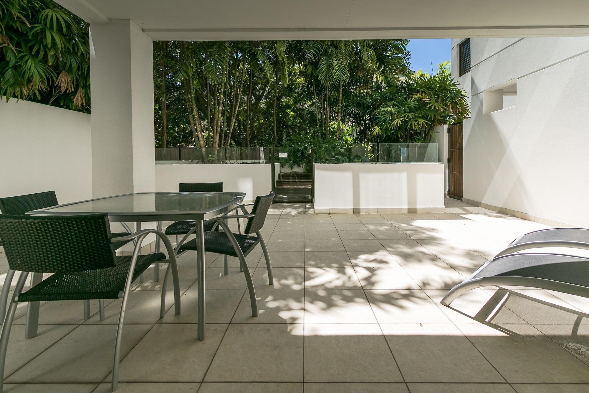 Grand Mercure Allegra Hervey Bay Bagian luar foto The courtyard of a typical apartment at the complex
