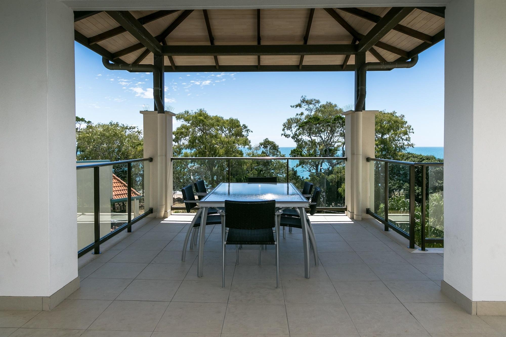Grand Mercure Allegra Hervey Bay Bagian luar foto A balcony