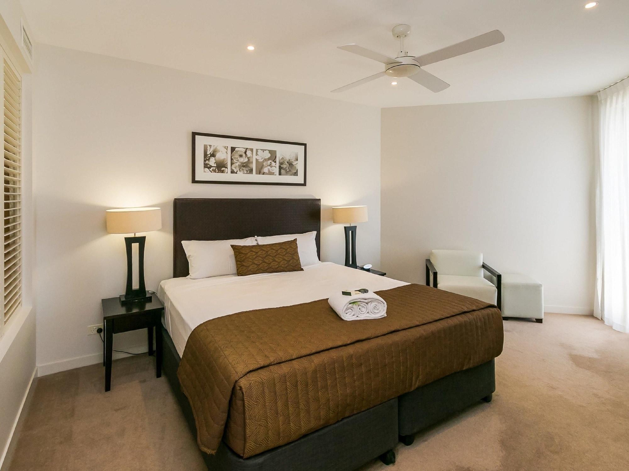 Grand Mercure Allegra Hervey Bay Bagian luar foto A bedroom at the hotel