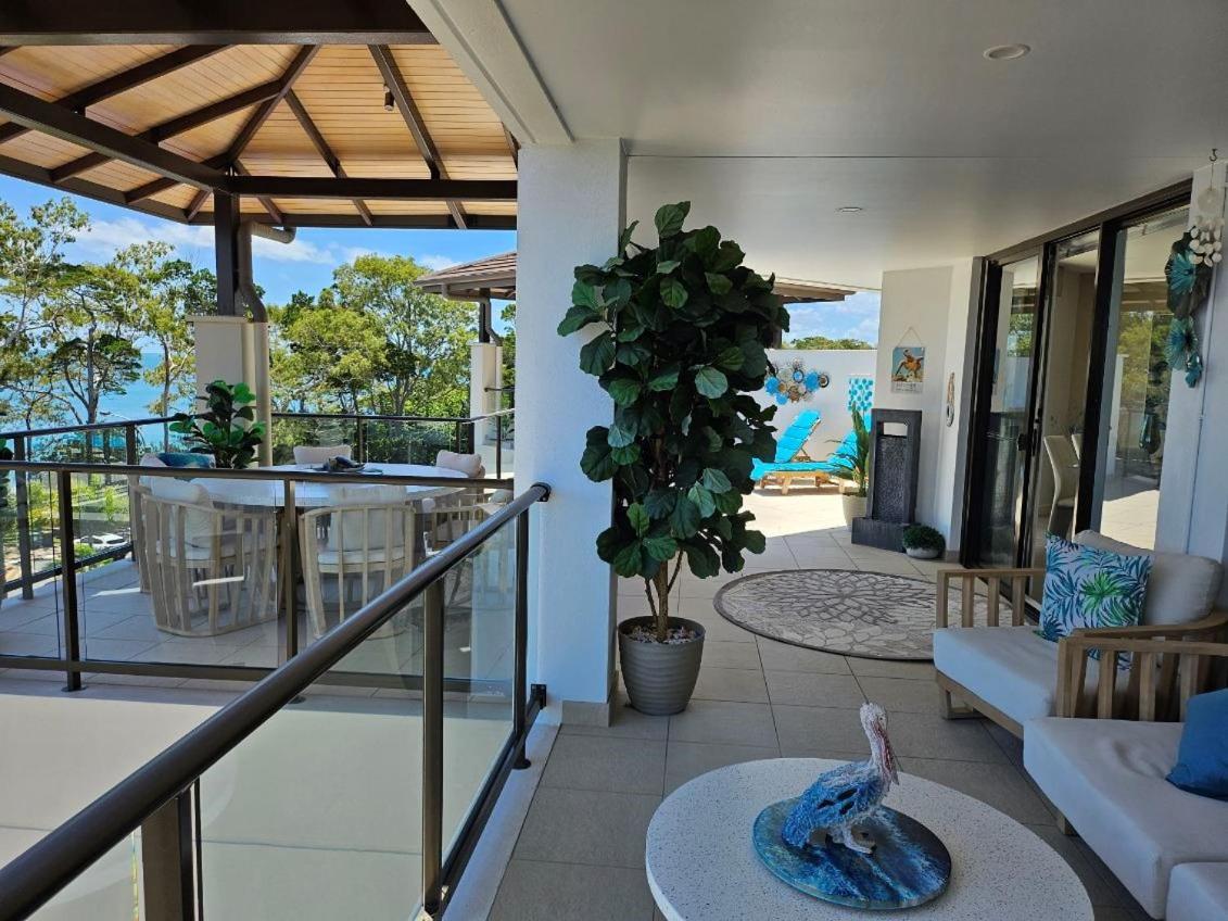 Grand Mercure Allegra Hervey Bay Bagian luar foto A balcony at the Ritz-Carlton, Laguna Beach