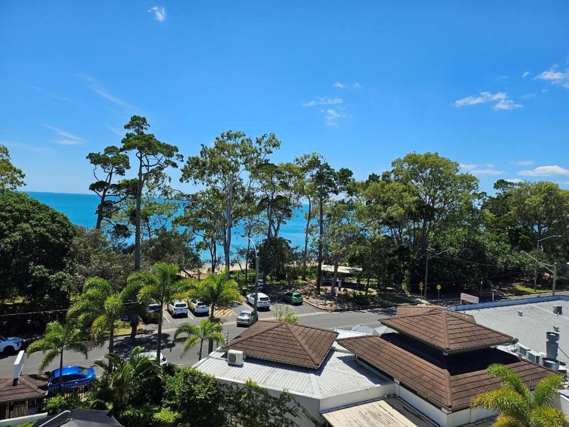 Grand Mercure Allegra Hervey Bay Bagian luar foto View of the beach from the hotel