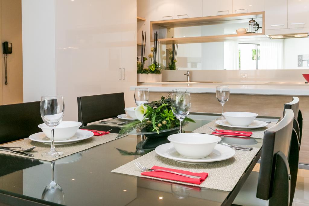 Grand Mercure Allegra Hervey Bay Bagian luar foto A dining room table set for dinner