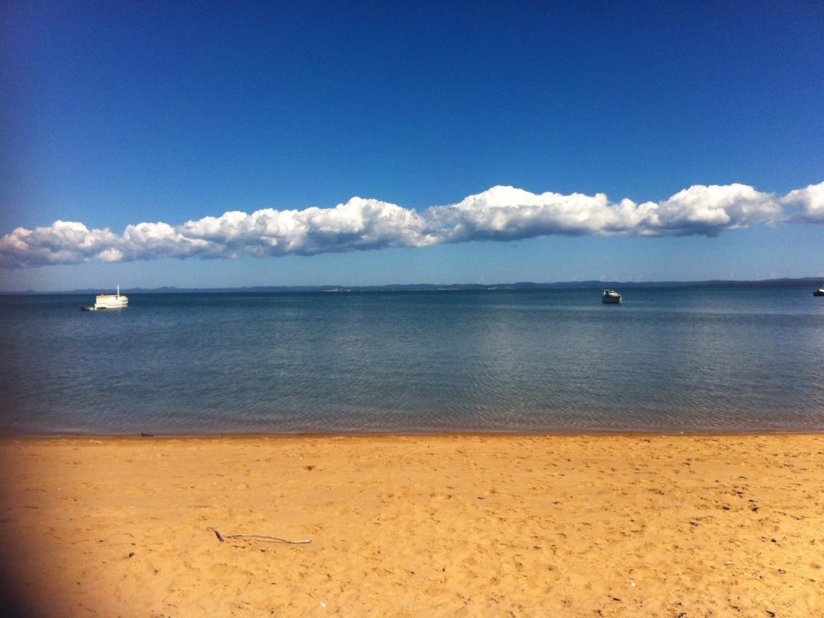Grand Mercure Allegra Hervey Bay Bagian luar foto View of the bay from the beach