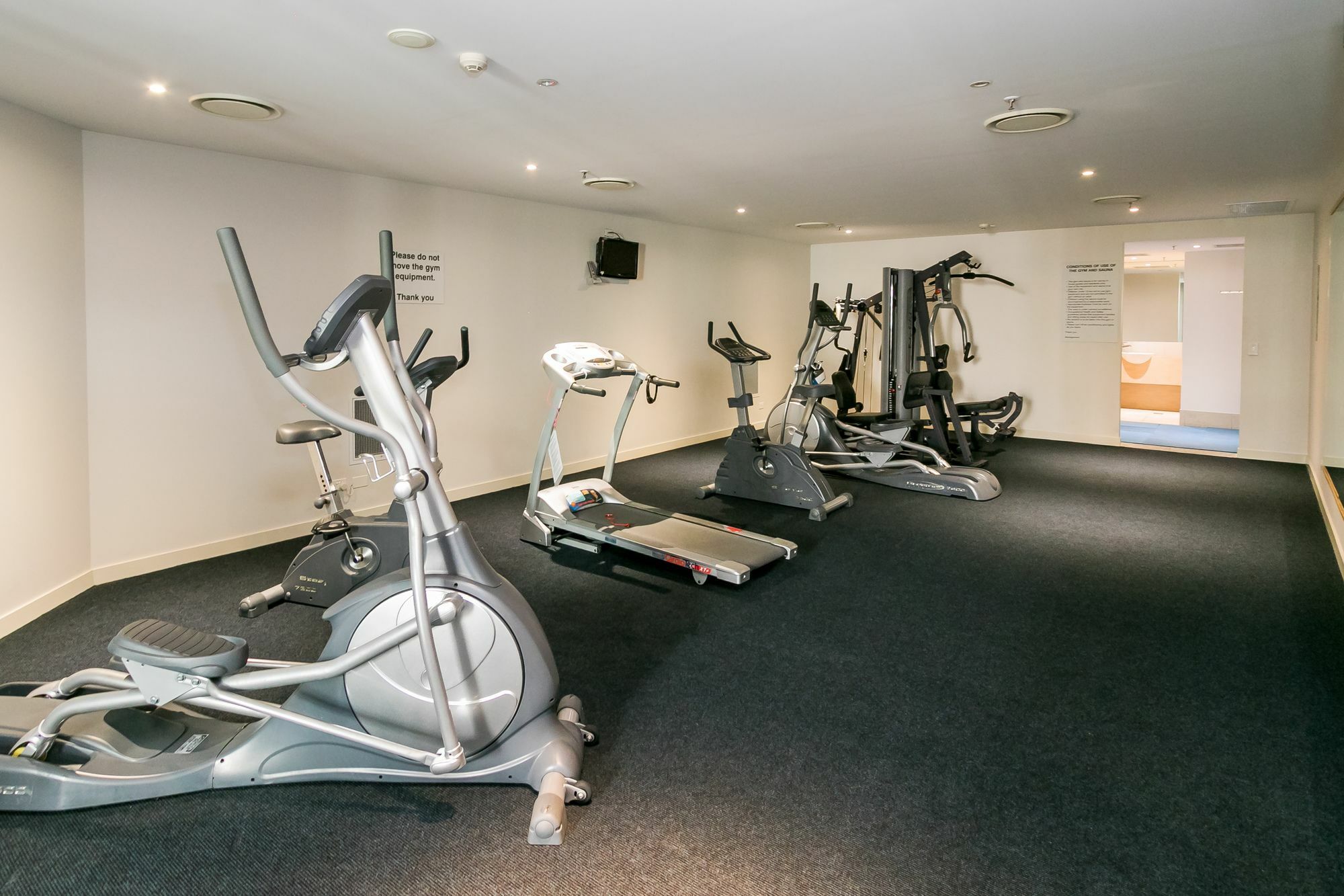 Grand Mercure Allegra Hervey Bay Bagian luar foto The gym at the hotel
