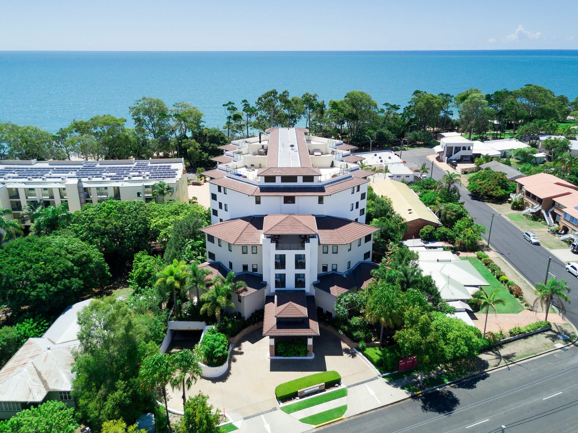 Grand Mercure Allegra Hervey Bay Bagian luar foto Aerial view of the complex